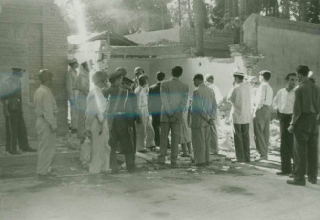 خانهی نخستوزیر برکنارشده، دکترمحمدمصدق، که بعد از حملهای طولانی توسط کودتاچیان با چند تانک به ویرانی کشیدهشد. (استفن لَنگلی، باسپاس از مارک گاسورووسکی/آرشیو امنیت ملی امریکا)