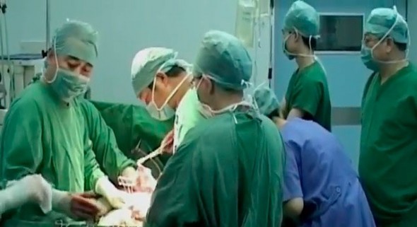 تحقیق که در یک مجله پزشکی ایالات متحده منتشر شده نشان می‌دهد که صدها پزشک چینی و سایر کادر پزشکی در چین در نقش «جلاد» دولت برای حفظ صنع