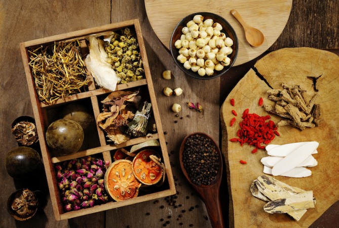 گیاهان، مواد معدنی و عصارهی حیوانات و آبزیان مختلف زیادی در طب چینی کاربرد دارد. (*Shutterstock)