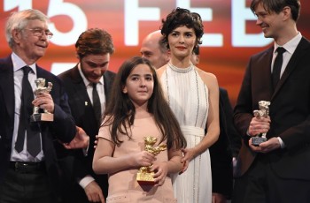 «هانا سعيدی» خواهرزاده‌‌‏ی پناهی و از بازيگران فيلم تاکسی به نمايندگی از سازندگان فيلم خرس طلائی را دریافت کرد. (TOBIAS SCHWARZ/AFP/Getty Images)