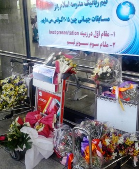 چرخ های دستی پر از گل منتظر ورود قهرمانان به سالن فرودگاه (اپک‌‏تایمز)