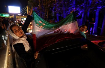 شادی مردم در خیابان‌‏های تهران پس از توافق تاریخی هسته‌‏ای ایران با قدرت‌‏های جهان در وین