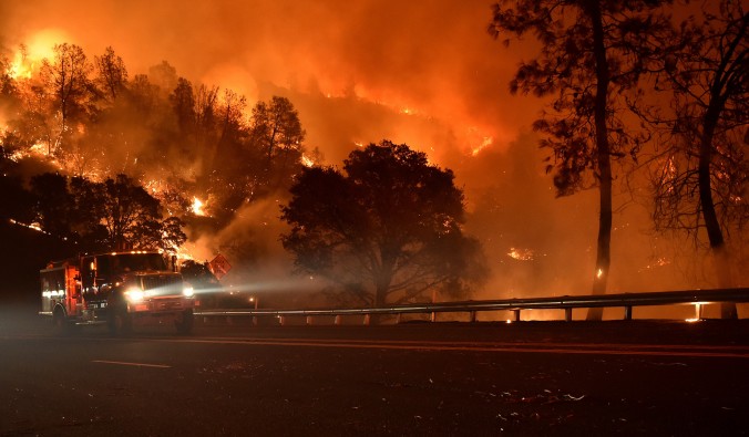 آتش راکی، آتش سوزی که در کالیفرنیا رخ داده است، حدود ۶۵ هزار هکتار از زمین‌‌‏های این ایالت را درگیر خود کرده است.  (Josh Edelson/AFP/Getty Images)