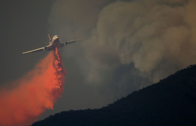 آتش راکی، آتش سوزی که در کالیفرنیا رخ داده است، حدود ۶۵ هزار هکتار از زمین‌‌‏های این ایالت را درگیر خود کرده است. (Justin Sullivan/Getty Images) 