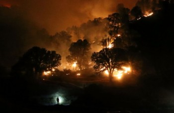 آتش راکی، آتش سوزی که در کالیفرنیا رخ داده است، حدود ۶۵ هزار هکتار از زمین‌‌‏های این ایالت را درگیر خود کرده است. (Justin Sullivan/Getty Images)