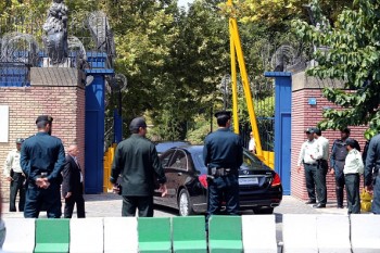 فیلیپ هاموند در اتومبیل هنگام ورود به سفارت انگلستان در ایران