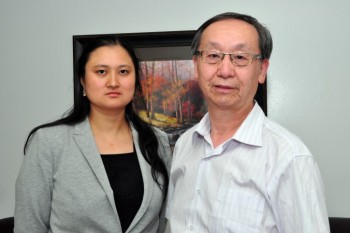 «هلن وانگ»، سردبیر سابق روزنامه‎ی چینی‎زبان Canadian Post و «جاناتان فون»، روزنامه‎نگار آزاد در تورنتو.