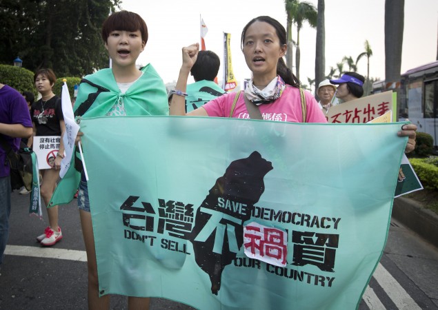 معترضان به نشست رؤسای جمهور چین و تایوان در سنگاپور. ۷ نوامبر ۲۰۱۵، تایپه، تایوان. (Ashley Pon/Getty Images)