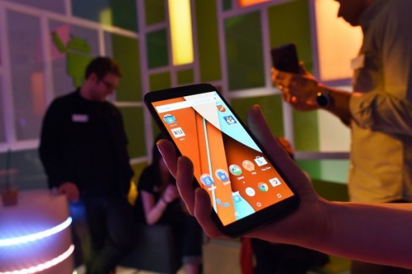 روزنامهنگاران به مدل جدید گوشی هوشمند گوگل به نام nexus 6 نگاه میکنند. (Jewel Samad/AFP/Getty Images)