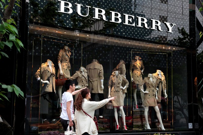 فروشگاه «بربِری» در شانگهای چین. ۲۵ آوریل ۲۰۱۴. ( Kevin Lee/Getty Images)