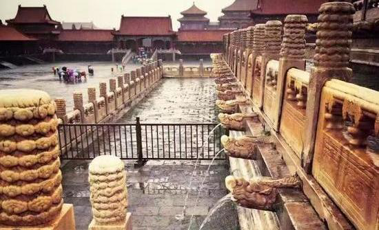 ناودانهای تزئینی سیستم زهکشی در شهر ممنوعه. پکن، چین. (Weibo.com)