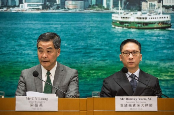 (چپ) لئونگ چون‌‌‏بینگ، رهبر هنگ‌‌‏کنگ و ریمسکی یوئن، وزیر دادگستری هنگ‌‌‏کنگ. 7 نوامبر 2016. (ISAAC LAWRENCE/AFP/Getty Images)