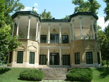کاخ نیاوران سه هزار دعوت‌نامه برای همسایه‌هایش فرستاد