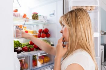 چگونه یخچالتان را از کیسه و پلاستیک خالی کنید؟