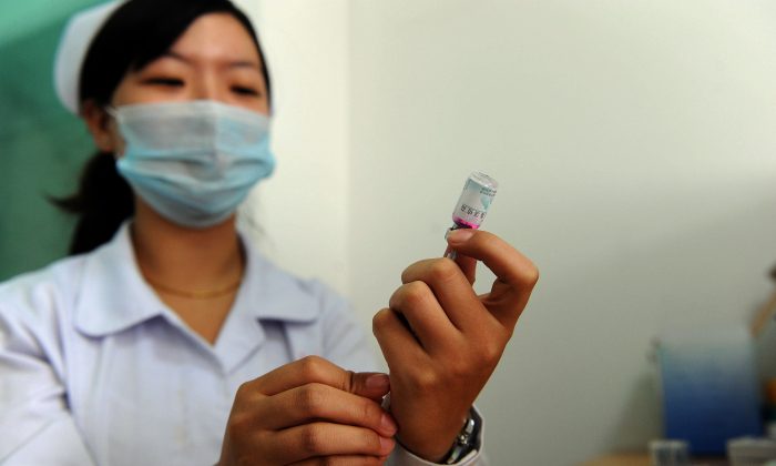 واکسن‌های مقامات چینی اخیراً اعلام کردند که در اوایل فوریه ۲۰۲۱ بیش از ۸۰ نفر را به‌دلیل ساخت و فروش واکسن‌های جعلی کوید۱۹ دستگیر کرده‌اند.