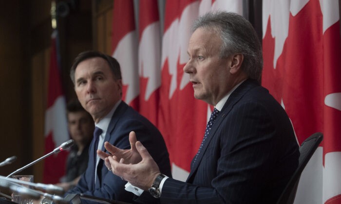 بیل مورنو، وزیر دارایی، در کنار استفان پولوز رئیس بانک مرکزی کانادا در حال پاسخگویی به سوالات در یک کنفرانس خبری در ۲۷ مارس ۲۰۲۰ در اتاوا (The Canadian Press/Adrian Wyld)