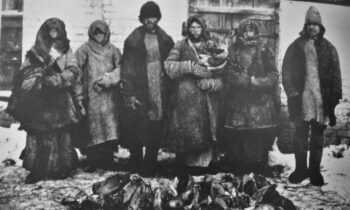 با مروری بر تاریخ رژیم‌های  اتحاد جماهیر شوروی و حزب کمونیست چین پی‌می‌بریم که این رژیم‌های کمونیستی تراژدی‌های مشابهی را در تاریخ بشری رقم زدند.