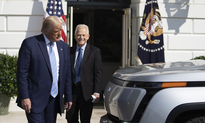 دونالد ترامپ و پیتر ناوارو مشاور کاخ سفید در حال بازدید از یک اتوموبیل تمام الکتریک در فضای باز کاخ سفید - ۲۸ سپتامبر ۲۰۲۰ (Tasos Katopodis/Getty Images)