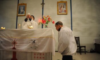 کشیش یک وکیل به نام سوئی موچینگ، به اپک‌تایمز گفت که معتقد است مقامات در تلاشند پرونده‌ای جعلی علیه این کشیش ایجاد کنند چین سال‌ها است که