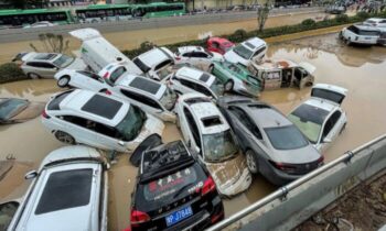 سیلاب خیابان‌های شهر جنگژو به رودخانه بدل شده‌اند، تونل‌های زیرزمینی به زیر آب رفته‌اند و در برخی مناطق، سیلاب به طبقه دوم ساختمان‌ها رخنه