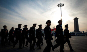 رشوه پدیده‌ای غالب در بین نیروی نظامی چین است و افسران از جمله ژنرال‌های چینی، به جای تکیه بر خدمات یا شجاعت نظامی خود برای افزایش رقم حساب ب