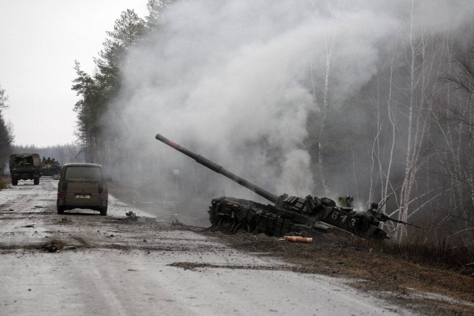 نیرو‌‏های اوکراینی یک تانک روسی را منهدم کرده‌‏اند. اوکراین، منطقه لوسانگ، ۲۶ فوریه ۲۰۲۲ (Anatolii Stepanov/AFP via Getty Images)