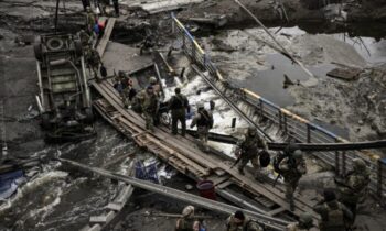 حومه مقامات اوکراینی اعلام کردند که در پی حمله نیروهای روسی به یک کارخانه هواپیماسازی در کی‌یف که منجر به آتش‌سوزی بزرگ شد، دو نفر کشته و