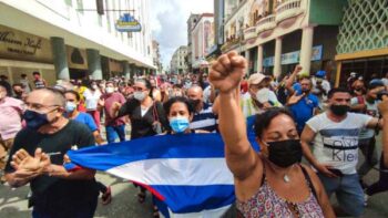 مردم در 11 ژوئیه 2021 در تظاهرات علیه دولت رئیس جمهور کوبا میگل دیاز-کانل در هاوانا شرکت می کنند.