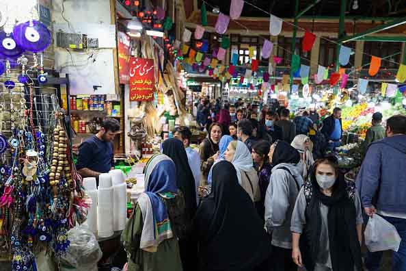 بازارهای ایران در آستانه نوروز مملو از جمعیت است، اما افزایش شدید قیمت خوراکی‌ها و مواد غذایی جایی برای شادی تعطیلات باقی نگذاشته است.