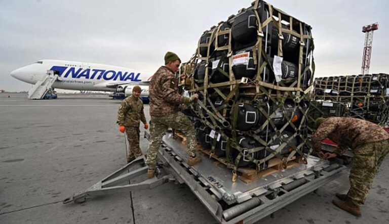 دولت بایدن پس از توقف چند ماهه کمک‌های نظامی به اوکراین اعلام کرد که ایالات متحده یک بسته کمک نظامی جدید برای اوکراین به ارزش ۳۰۰ میلیون دلار ارسال خواهد کرد.