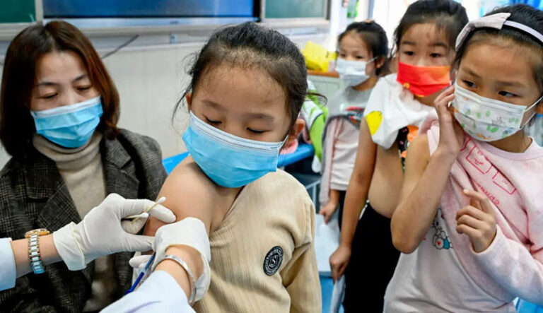 واکسیناسیون و ماسک اجباری به چین بازمی‌گردد