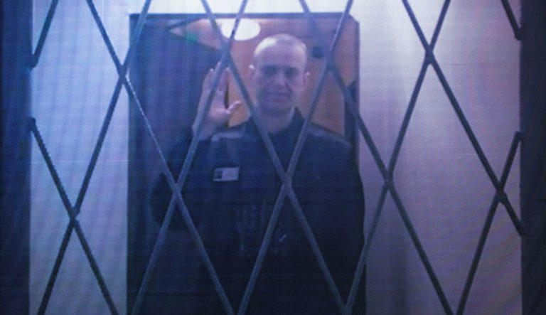 سرویس زندان روسیه اعلام کرد که الکسی ناوالنی، مشهورترین رهبر اپوزیسیون روسیه، روز جمعه پس از زمین خوردن و از دست دادن هوشیاری، درگذشت.