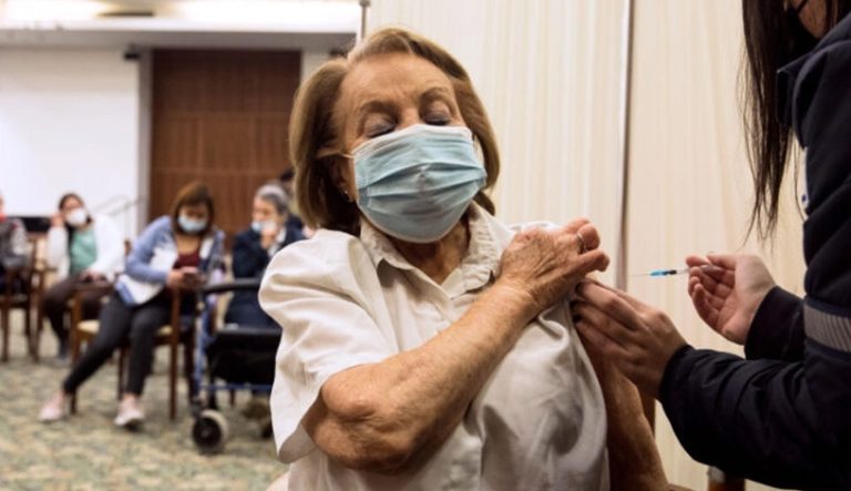 مقامات اف‌دی‌ای روز ۱۵ فوریه در جلسه استماع کنگره اعلام کردند که افراد واکسینه‌شده همچنان می‌توانند کرونا بگیرند و ناقل بیماری باشند.