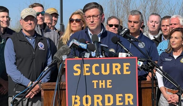 یک گروه دوحزبی از سناتورهای آمریکایی از لایحه‌ای رونمایی کردند که خواهان اتخاذ تدابیر امنیتی بیشتر در مرزها و اعطای کمک‌ مالی بیشتر به اوکراین و اسرائیل است.