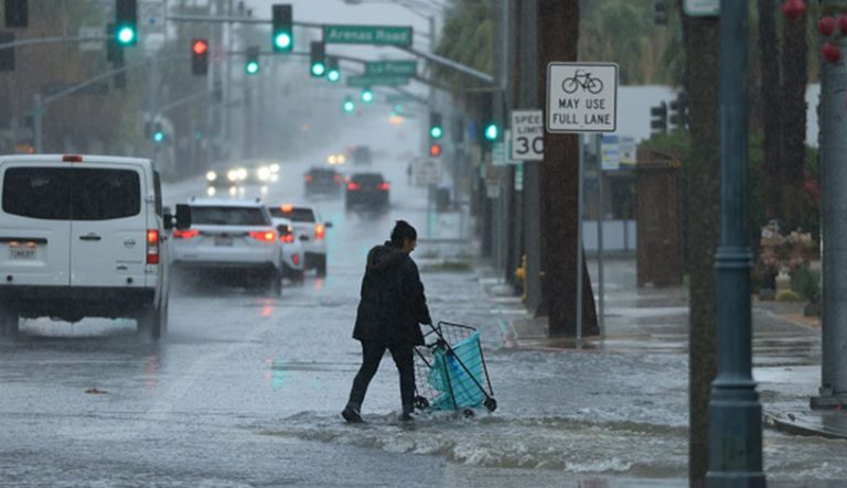 هشدار سیل از شامگاه یکشنبه در مناطق ساحلی و کوهستانی کالیفرنیا اعلام شده و هواشناسی از بارش‌های شدیدتر و طوفان بزرگی خبر می‌دهد.