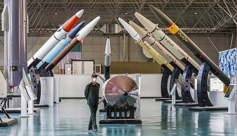 رویترز گزارش داد که ایران تعداد زیادی موشک بالستیک زمین به زمین را به روسیه ارائه کرده است که همکاری نظامی بین دو کشور تحت تحریم آمریکا را تعمیق می‌بخشد.