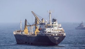 همزمان با اینکه اسرائیل در حال بررسی نحوه و زمان پاسخ به حمله نظامی حکومت ایران است، جمهوری اسلامی کشتی «بهشاد» را از دریای سرخ بازگردانده است.