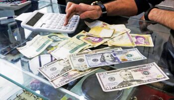 عضو اتاق بازرگانی می‌گوید در هیچ کجای دنیا ارزش پول ملی یک‌شبه ۲۰ درصد کاهش پیدا نمی‌کند