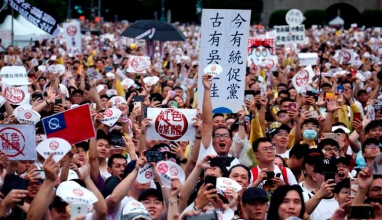 مردمان تایوان، که بازماندگان قتل‌عام وحشیانه بیش از ۶۵ میلیون نفر در عصر مائو زِدونگ هستند، سخت کوشیده‌اند که با غلبه بر کمونیسم به یک دموکراسی واقعی تبدیل شوند.