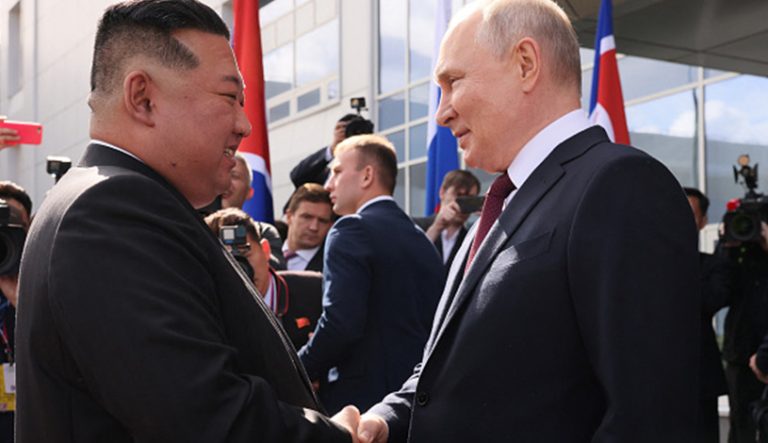 ولادیمیر پوتین، رئیس‌جمهور روسیه، به نشانه روابط شخصی ویژه با کره شمالی به رهبر این کشور، کیم جونگ اون، یک خودروی روسی هدیه داده است.