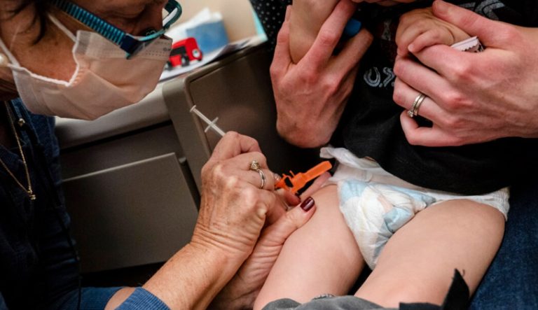 تحقیقات جدید سازمان غذا و داروی آمریکا نشان می‌دهد که کودکان نوپا و خردسال ممکن است اندکی پس از واکسیناسیون کووید-۱۹ دچار تشنج شوند.