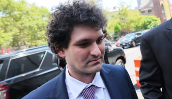 یک قاضی فدرال در ۲۸ مارس، بنیانگذار «اف‌تی‌ایکس»، سم بنکمن- فرید را به دلیل کلاهبرداری از سرمایه‌گذاران از طریق صرافی ارز دیجیتال، به ۲۵ سال زندان محکوم کرد.