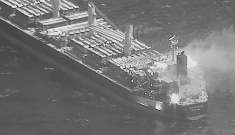 حمله موشکی حوثی‌ها به یک کشتی تجاری در دریای سرخ منجر به کشته شدن سه دریانورد شده است. کاخ سفید خواستار اقدام جهانی جهت توقف حملات حوثی‌ها شد.