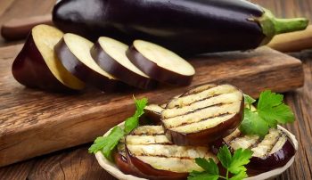 بادمجان غذای فوق‌العاده‌ای است، زیرا کالری و سدیم اندکی دارد و سرشار از فیبر رژیمی، ویتامین و مواد معدنی است؛ اما محتاط باشید مصرف زیاد بادمجان به‌طور بالقوه می‌تواند برای برخی افراد زیان‌بار باشد.