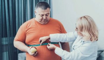 همه می‌دانند که چاقی می‌تواند به درد مزمن بویژه در مفاصل بزرگ منجر شود اما در کمال تعجب باید بدانید که عکس این قضیه هم صادق است. درد مزمن می‌تواند منجر به چاقی شود.