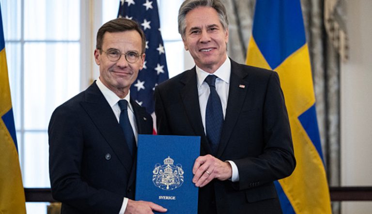 نخست‌وزیر سوئد و وزیرخارجه آمریکا اعلام کردند که سوئد به طور رسمی به ناتو پیوسته است. به این ترتیب این کشور به عنوان سی و دومین عضو سازمان پیمان آتلانتیک شمالی به شمار می‌رود.