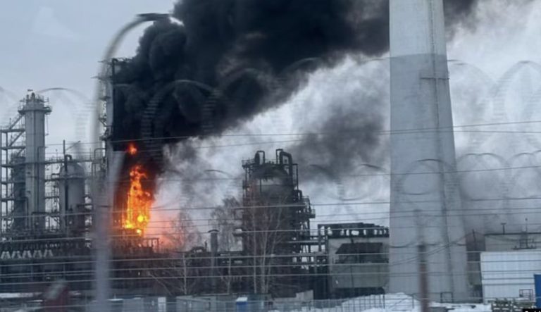 حمله موشکی و پهپادی ارتش اوکراین به یک شهر و پالایشگاه نفت در روسیه در روز شنبه، ۱۶ مارس، موجب کشته شدن ۲ نفر و به آتش کشیده شدن یک پالایشگاه نفت روسی شد.