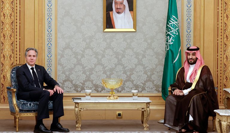 آنتونی بلینکن، روز دوشنبه در ریاض با محمد بن سلمان، ولیعهد عربستان سعودی، دیدار و درباره نیاز فوری به کاهش تنش‌ها در منطقه گفت‌و‌گو کرد.