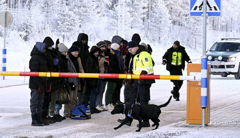 دولت فنلاند اعلام کرد که بسته شدن گذرگاه‌های مرزی زمینی خود با روسیه را به‌طور نامحدود تمدید خواهد کرد و چندین بندر را به فهرستی می‌افزاید که سفر از آنها به روسیه ممنوع است.