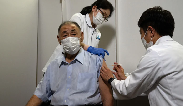 مطالعه جدید توضیح می‌دهد که چرا تعداد مرگ‌ومیرهای مازاد ژاپن به دنبال تزریق دوز سوم واکسن به ۱۱۵هزار نفر رسیده است